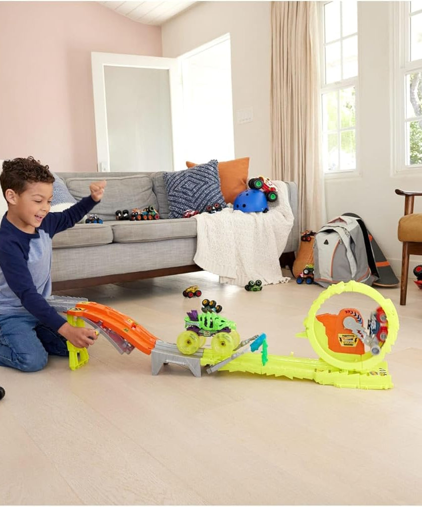Hot Wheels Monster Trucks Charge and Chase Track Set with Oversized Skelesaurus and Bone Shaker, Power Smashers Loop Track, Includes 2 Crushed Cars, Action Racing Playset for Kids 4 Years+