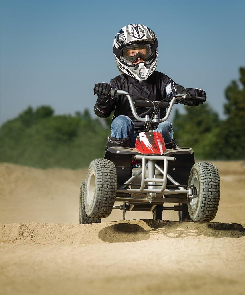 دراجة Razor Dirt Quad الكهربائية رباعية العجلات، بقوة 24 فولت، مناسبة للأطفال من سن 8 سنوات فما فوق، مزودة بخانق دوار، وفرامل قرصية يدوية، وإطارات هوائية 12 بوصة - تصل سرعتها إلى 8 أميال في الساعة، ومدة ركوبها 40 دقيقة.