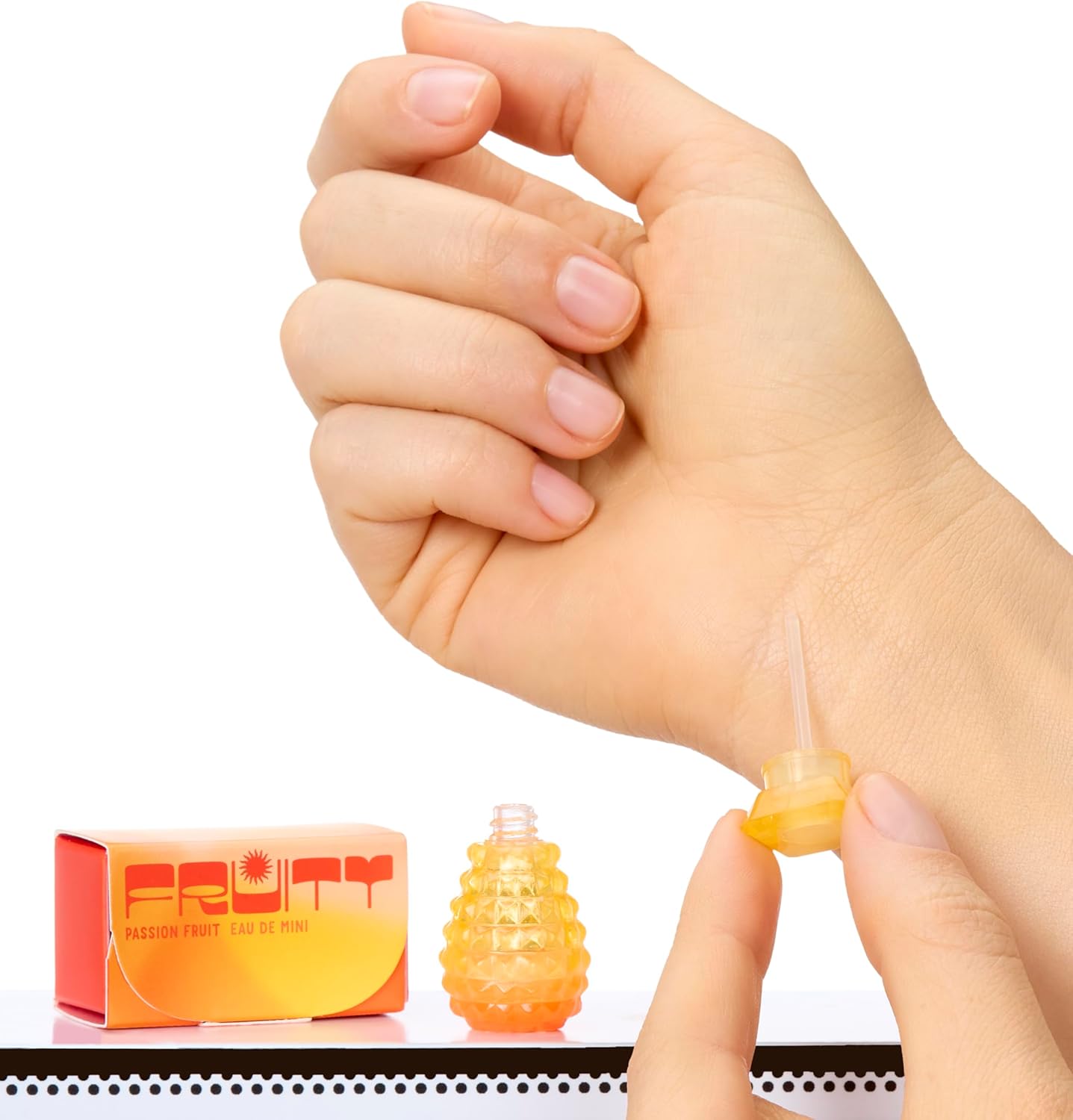 MGA Miniverse Make It Mini Fragrances DIY Collectible Perfume Set, Wearable Mini Scents with Vanity Display, Ages 8+