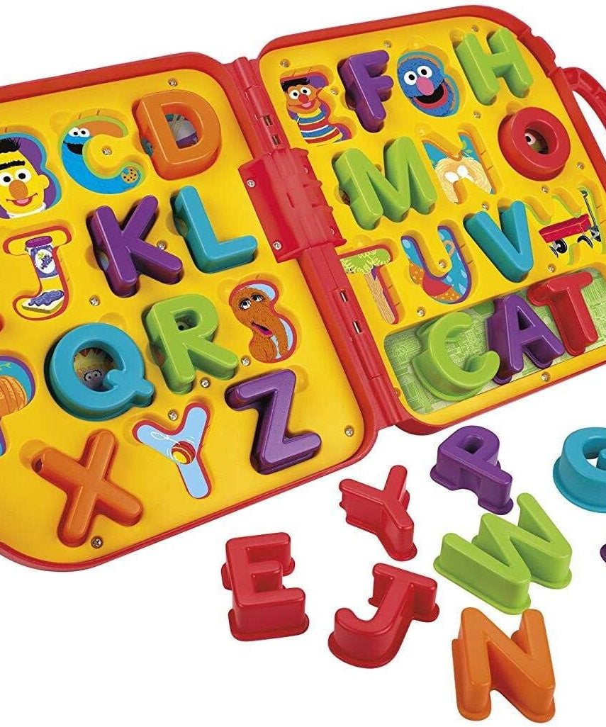 لعبة الحروف الأبجدية التفاعلية من شارع سمسم إلمو، لوحة أنشطة تعليمية تتضمن 26 حرفًا قابلًا للإزالة وتلعب أغنية الأبجدية، مرخصة رسميًا من جاست بلاي للأطفال من عمر سنتين فما فوق