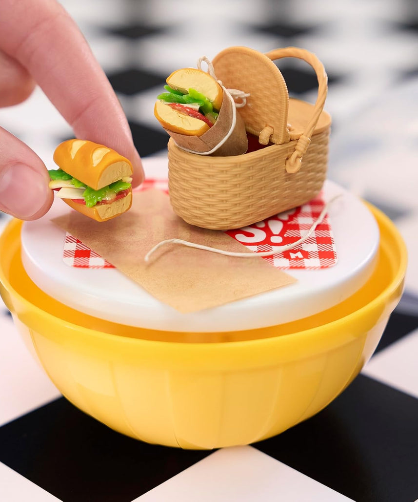 MGA’s Miniverse Make It Mini Foods Diner Series 4 Surprise, DIY Mini Resin Snack & Dessert Replicas with Ingredients, Recipe Card, Accessories, Table Display & Blind Packaging – 8 Styles- 546825