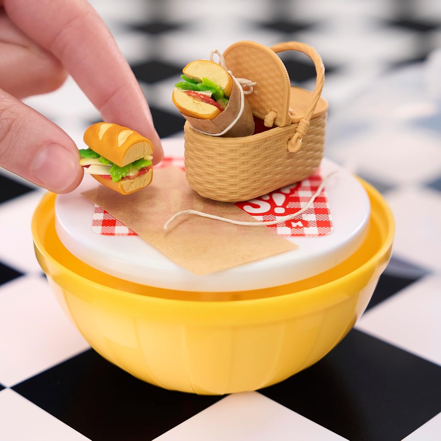 MGA’s Miniverse Make It Mini Foods Diner Series 4 Surprise, DIY Mini Resin Snack & Dessert Replicas with Ingredients, Recipe Card, Accessories, Table Display & Blind Packaging – 8 Styles- 546825