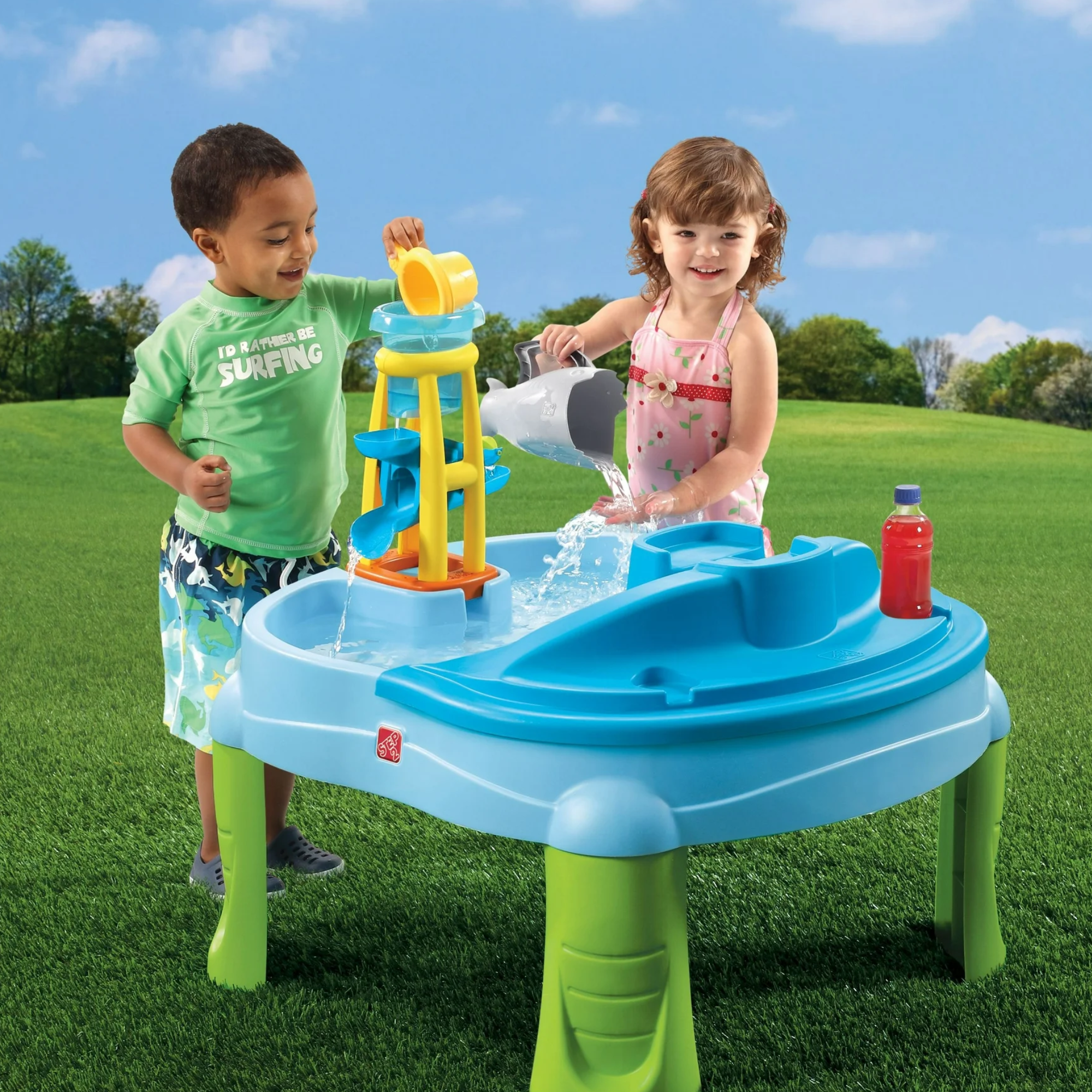 طاولة الرمل والماء من ستيب 2 سبلاش آند سكوب باي، للاستخدام الداخلي والخارجي، مجموعة ألعاب حسية، لعبة نشاط مع ملحقات من 5 قطع، مركز ألعاب وأنشطة STEM، مناسب للأطفال من الأولاد والبنات من عمر سنتين فما فوق