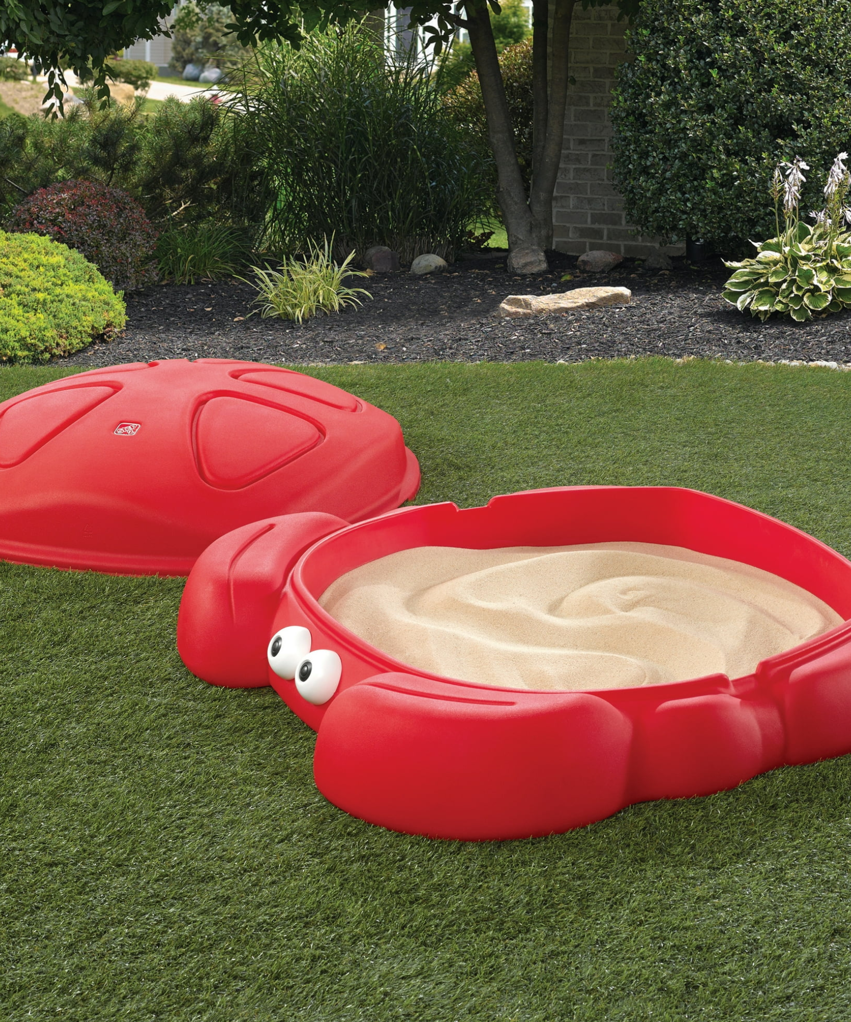 Step2 Crabbie Sandbox with Lid, Red Outdoor Sandpit, Sensory Play and Activity Toy with Two Molded Claw Seats, Backyard Garden Sandpit with 136 kg Holding Capacity, Suitable for Boys and Girls Aged 3+