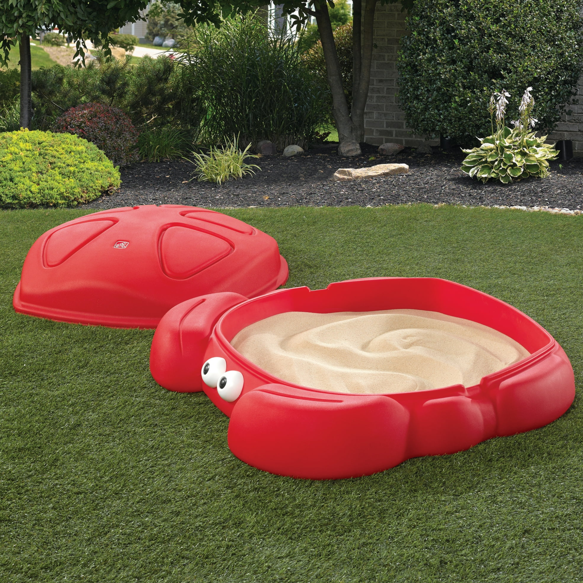 Step2 Crabbie Sandbox with Lid, Red Outdoor Sandpit, Sensory Play and Activity Toy with Two Molded Claw Seats, Backyard Garden Sandpit with 136 kg Holding Capacity, Suitable for Boys and Girls Aged 3+