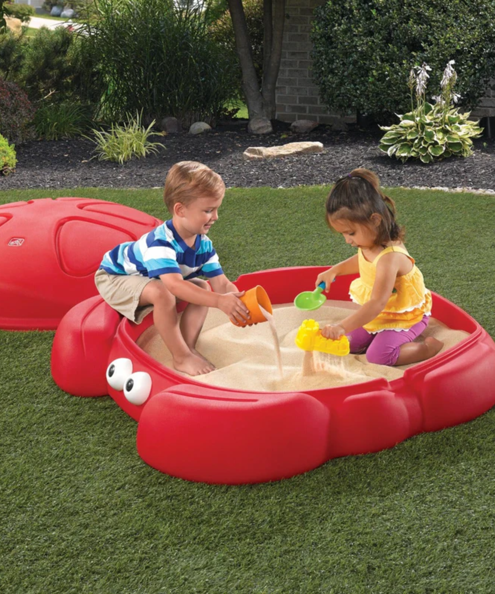 Step2 Crabbie Sandbox with Lid, Red Outdoor Sandpit, Sensory Play and Activity Toy with Two Molded Claw Seats, Backyard Garden Sandpit with 136 kg Holding Capacity, Suitable for Boys and Girls Aged 3+