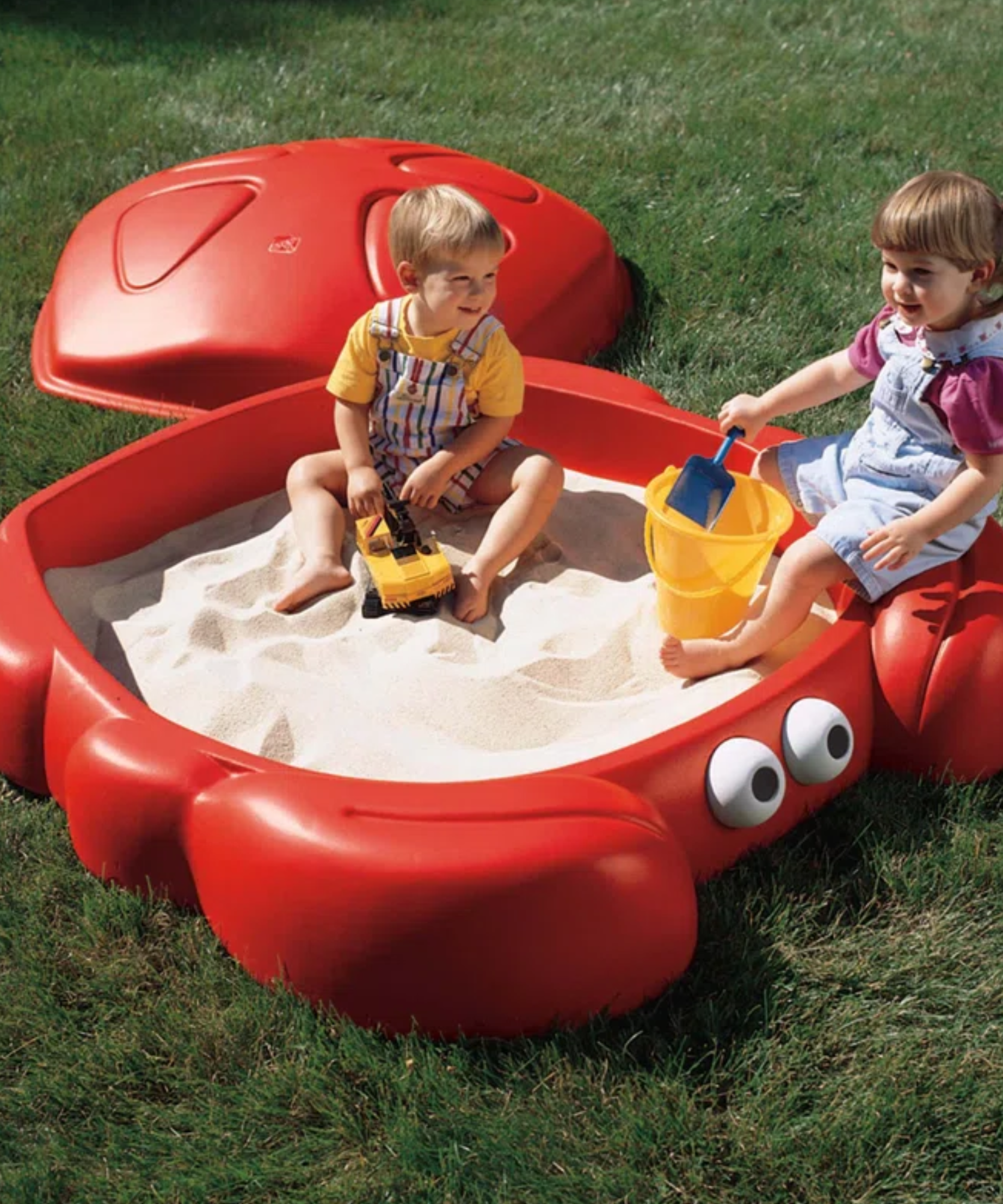 Step2 Crabbie Sandbox with Lid, Red Outdoor Sandpit, Sensory Play and Activity Toy with Two Molded Claw Seats, Backyard Garden Sandpit with 136 kg Holding Capacity, Suitable for Boys and Girls Aged 3+