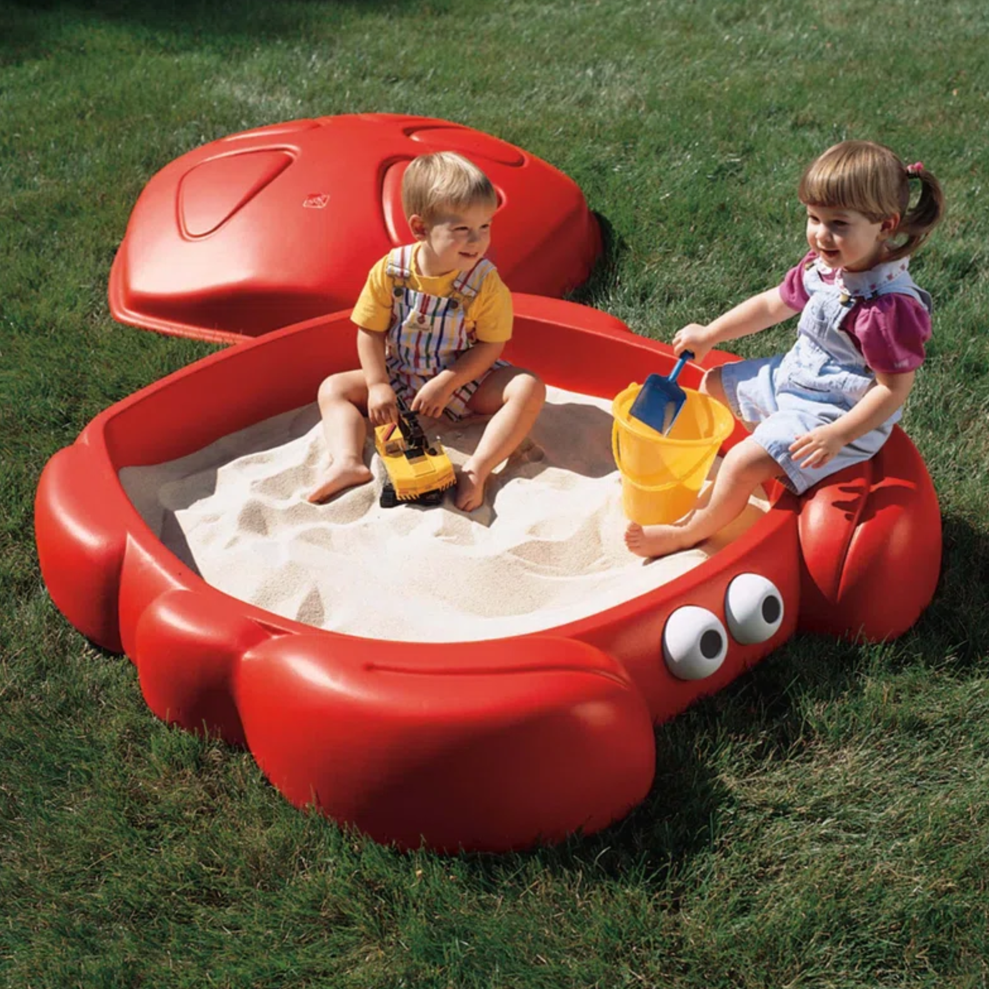 Step2 Crabbie Sandbox with Lid, Red Outdoor Sandpit, Sensory Play and Activity Toy with Two Molded Claw Seats, Backyard Garden Sandpit with 136 kg Holding Capacity, Suitable for Boys and Girls Aged 3+