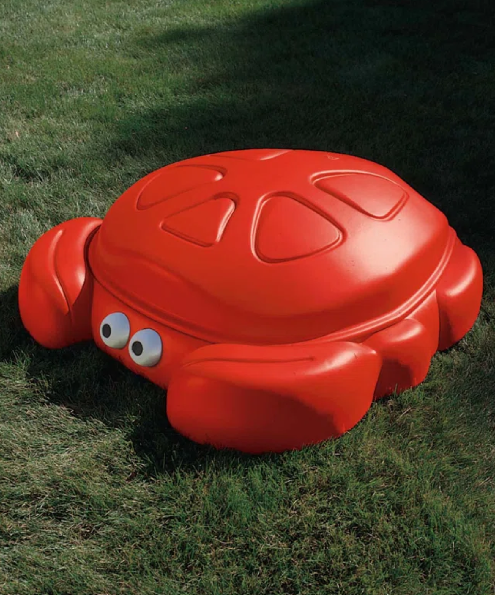 Step2 Crabbie Sandbox with Lid, Red Outdoor Sandpit, Sensory Play and Activity Toy with Two Molded Claw Seats, Backyard Garden Sandpit with 136 kg Holding Capacity, Suitable for Boys and Girls Aged 3+