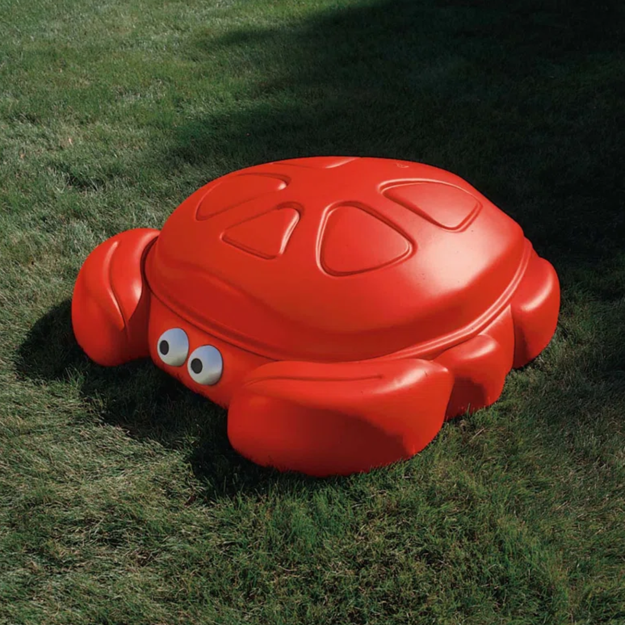 Step2 Crabbie Sandbox with Lid, Red Outdoor Sandpit, Sensory Play and Activity Toy with Two Molded Claw Seats, Backyard Garden Sandpit with 136 kg Holding Capacity, Suitable for Boys and Girls Aged 3+
