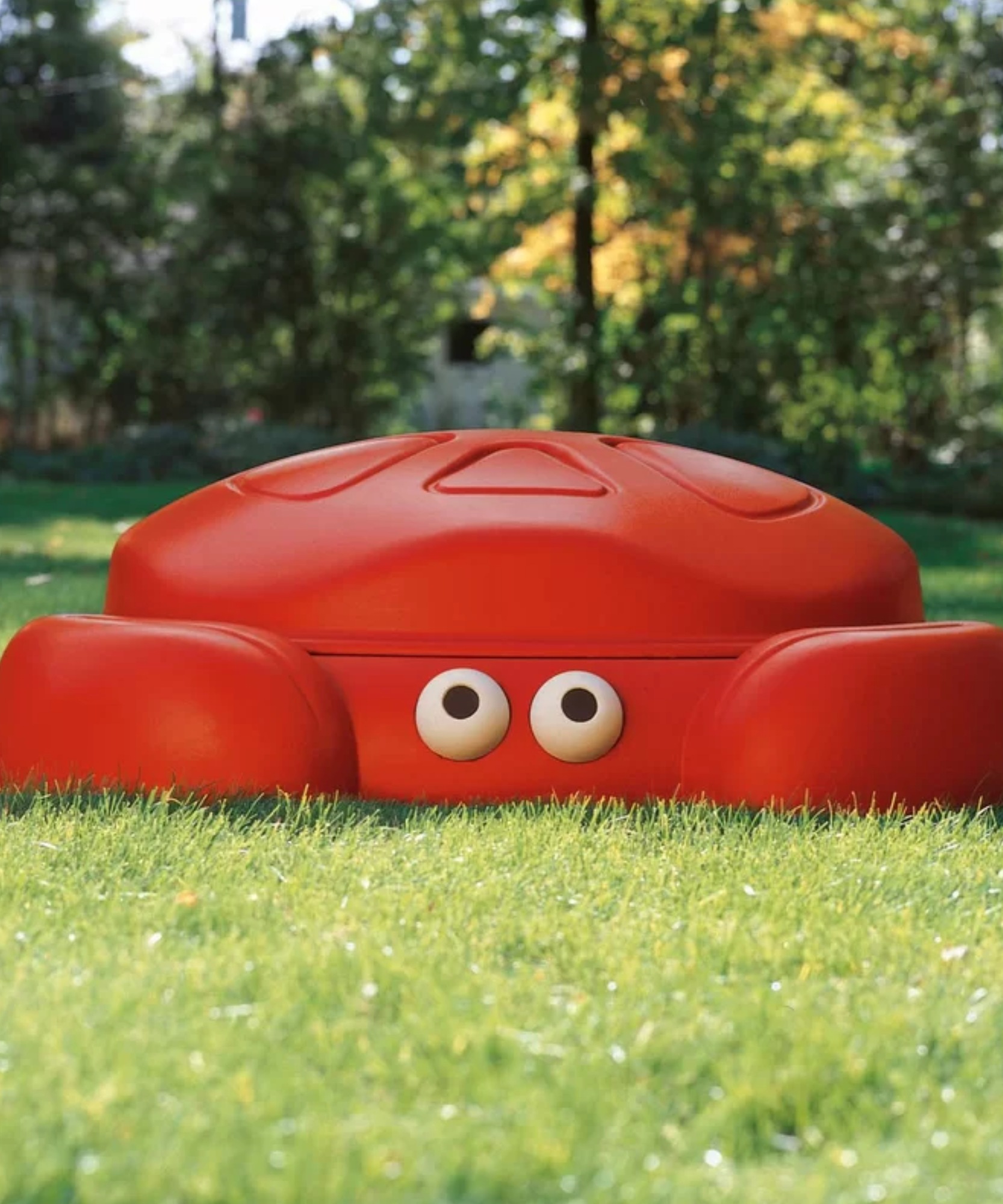 Step2 Crabbie Sandbox with Lid, Red Outdoor Sandpit, Sensory Play and Activity Toy with Two Molded Claw Seats, Backyard Garden Sandpit with 136 kg Holding Capacity, Suitable for Boys and Girls Aged 3+