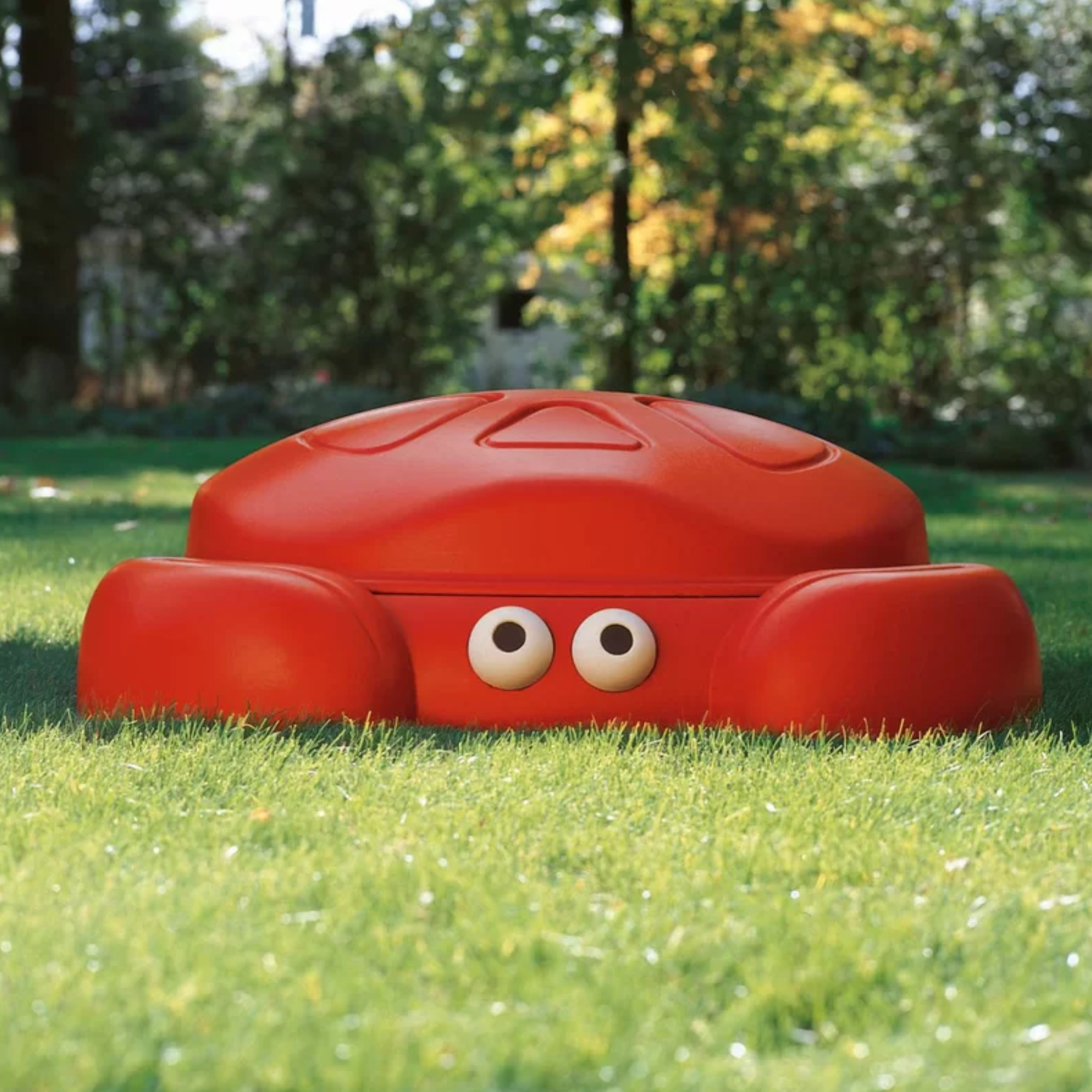 Step2 Crabbie Sandbox with Lid, Red Outdoor Sandpit, Sensory Play and Activity Toy with Two Molded Claw Seats, Backyard Garden Sandpit with 136 kg Holding Capacity, Suitable for Boys and Girls Aged 3+