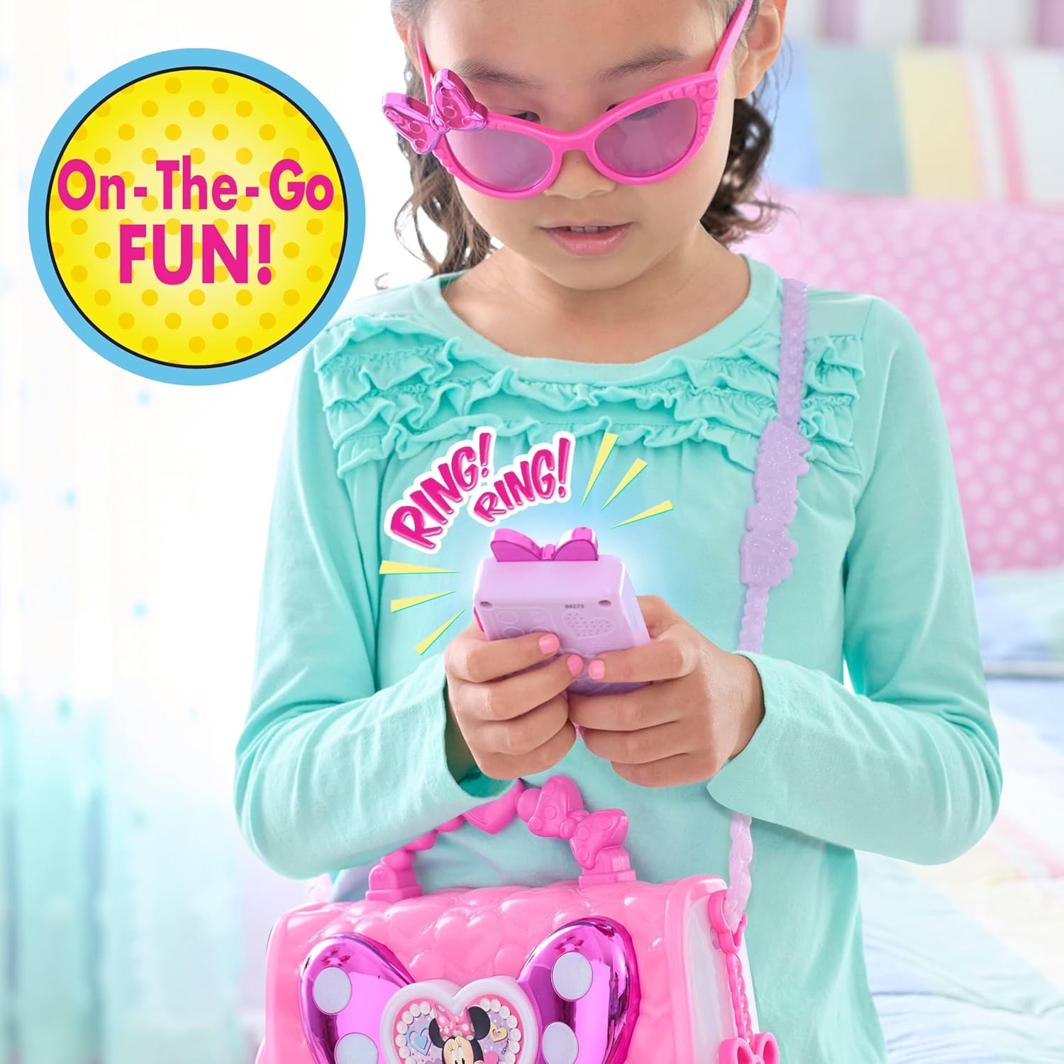 مجموعة حقيبة ديزني ميني ماوس الرائعة، 7 قطع من لعبة تلبيس وتظاهر مع نظارات شمسية، هاتف للعب بالأضواء والأصوات، لعبة مرخصة رسميًا للأطفال من سن 3 سنوات فما فوق من جاست بلاي