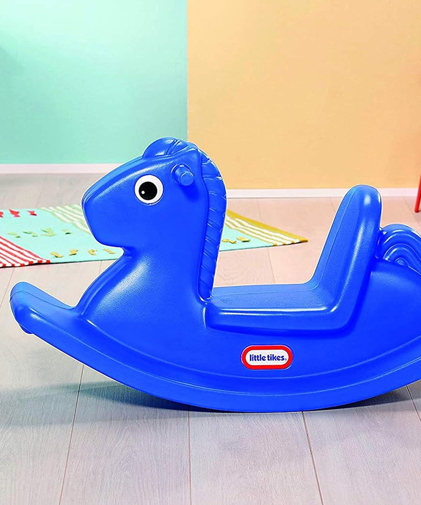 حصان هزاز من ليتل تايكس، لعبة ركوب متينة باللون الأزرق بمقابض سهلة الإمساك وقاعدة ثابتة، مناسبة للعب النشط في الأماكن المغلقة والمفتوحة للأطفال الصغار من عمر 18 شهرًا إلى 5 سنوات، أحصنة هزازة