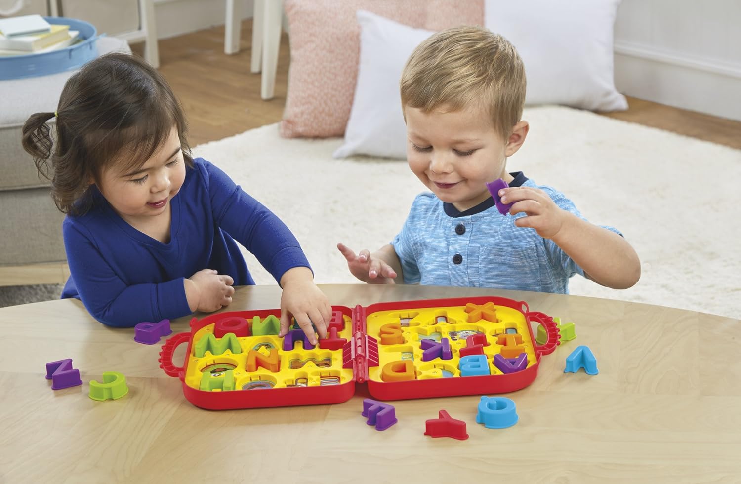 لعبة الحروف الأبجدية التفاعلية من شارع سمسم إلمو، لوحة أنشطة تعليمية تتضمن 26 حرفًا قابلًا للإزالة وتلعب أغنية الأبجدية، مرخصة رسميًا من جاست بلاي للأطفال من عمر سنتين فما فوق