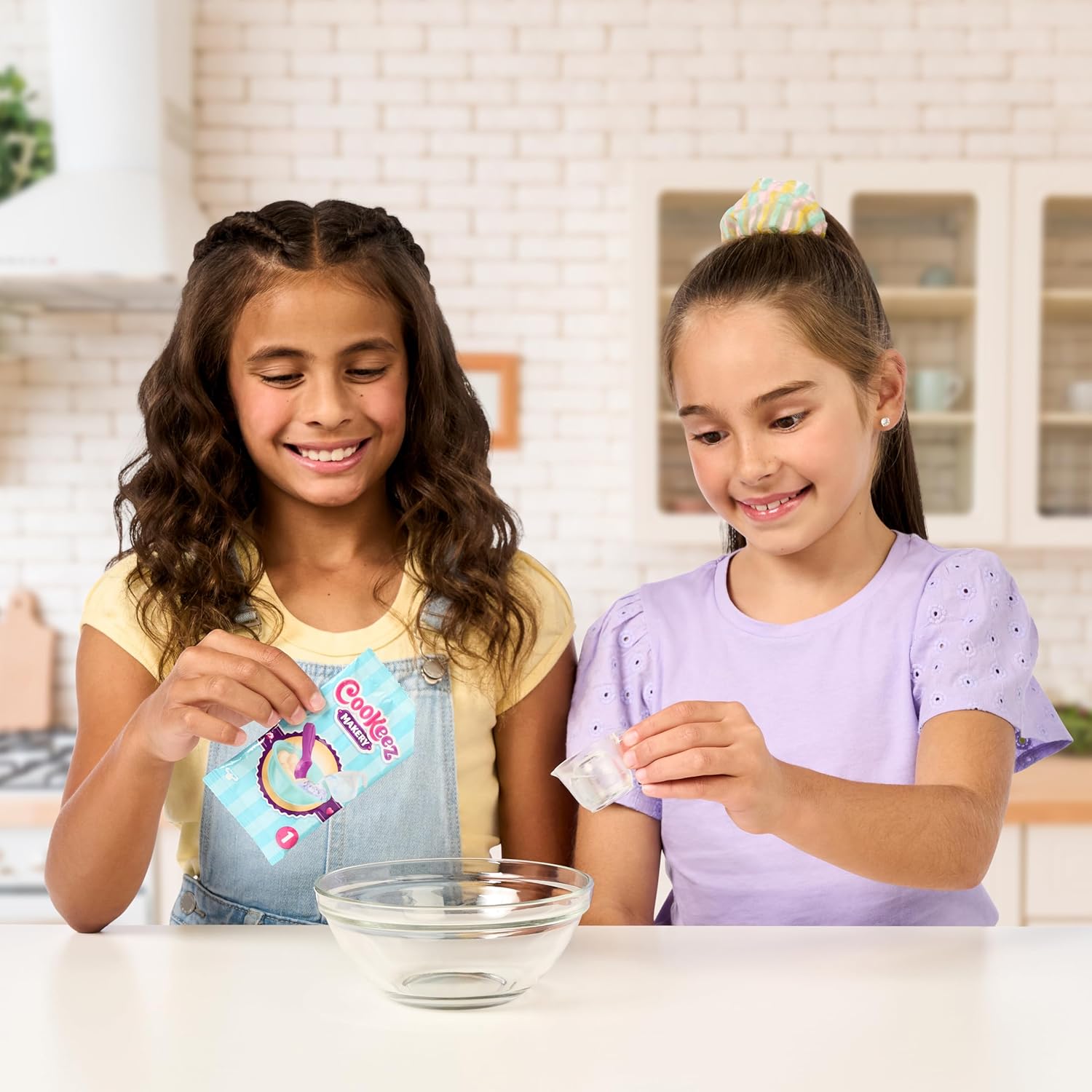 Cookeez Makery Freezy Cakez Fridge Playset, Mix and Decorate Plush Surprise Toy, Interactive Scented Plush with Sounds, Creative Playset for Kids, 5+ Years