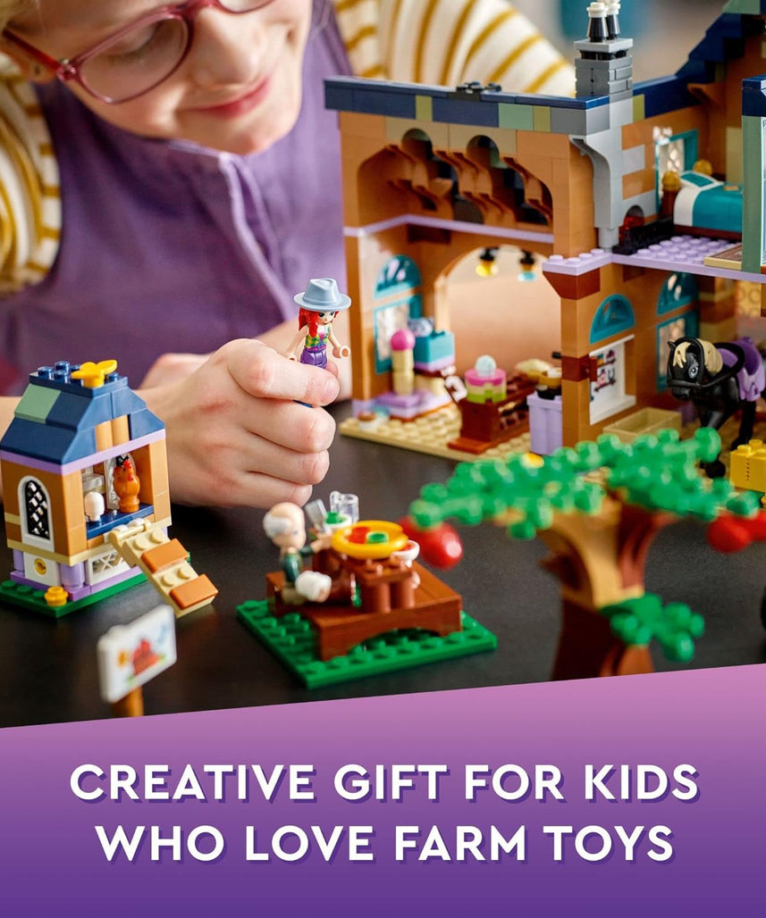 مجموعة بناء ليجو فريندز مزرعة عضوية ٤١٧٢١، ٨٢٦ قطعة تتضمن مزرعة وجرارًا ومقطورة وأحصنة وحيوانات، و٤ دمى صغيرة، لعبة تظاهرية للأطفال من سن ٧ سنوات فما فوق