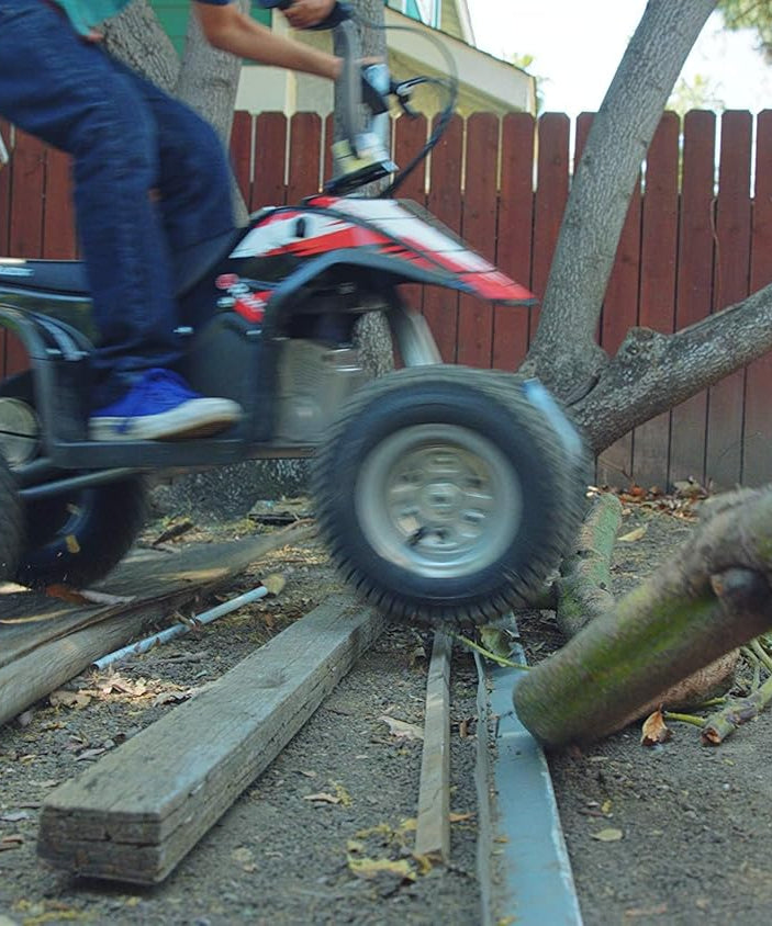 دراجة Razor Dirt Quad الكهربائية رباعية العجلات، بقوة 24 فولت، مناسبة للأطفال من سن 8 سنوات فما فوق، مزودة بخانق دوار، وفرامل قرصية يدوية، وإطارات هوائية 12 بوصة - تصل سرعتها إلى 8 أميال في الساعة، ومدة ركوبها 40 دقيقة.