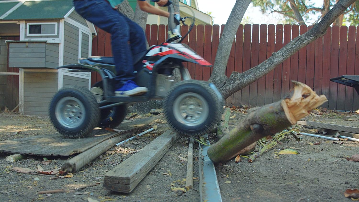 دراجة Razor Dirt Quad الكهربائية رباعية العجلات، بقوة 24 فولت، مناسبة للأطفال من سن 8 سنوات فما فوق، مزودة بخانق دوار، وفرامل قرصية يدوية، وإطارات هوائية 12 بوصة - تصل سرعتها إلى 8 أميال في الساعة، ومدة ركوبها 40 دقيقة.