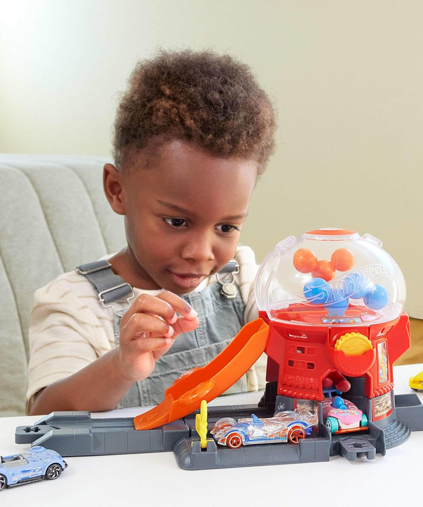 Hot Wheels City Downtown Candy Shop Playset 1:64 Scale Vehicle Track Set with Gravity Ramp, Interactive City Play, 3+