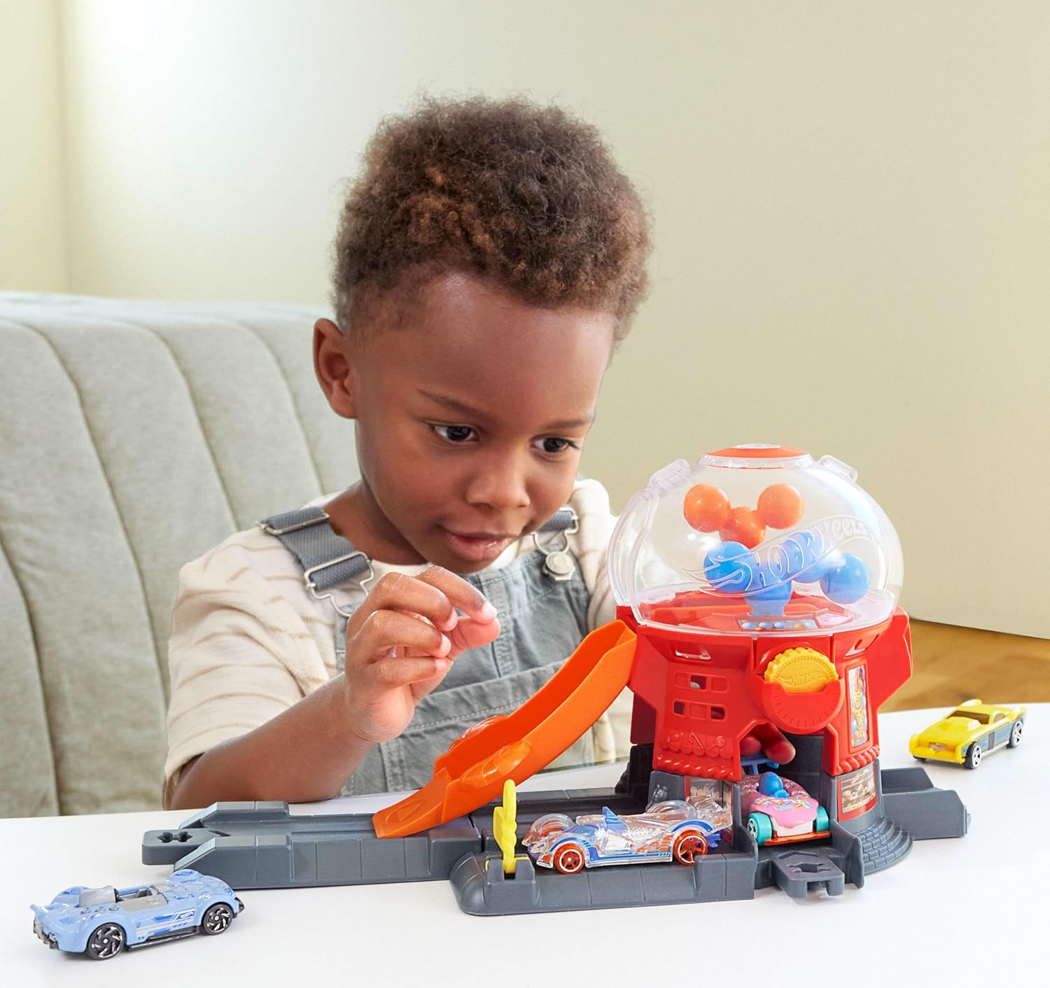 Hot Wheels City Downtown Candy Shop Playset 1:64 Scale Vehicle Track Set with Gravity Ramp, Interactive City Play, 3+