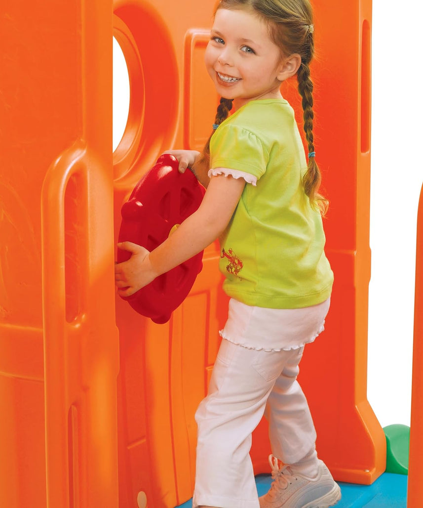 مجموعة ألعاب خارجية للأطفال من ستيب2 كلوب هاوس كلايمبر (برايتس) من عمر سنتين إلى ست سنوات، مزودة بمنزلقات مزدوجة، وسلّم تسلق، ونفق زحف، وبرج مراقبة، ومجموعات ألعاب ومعدات ملعب.