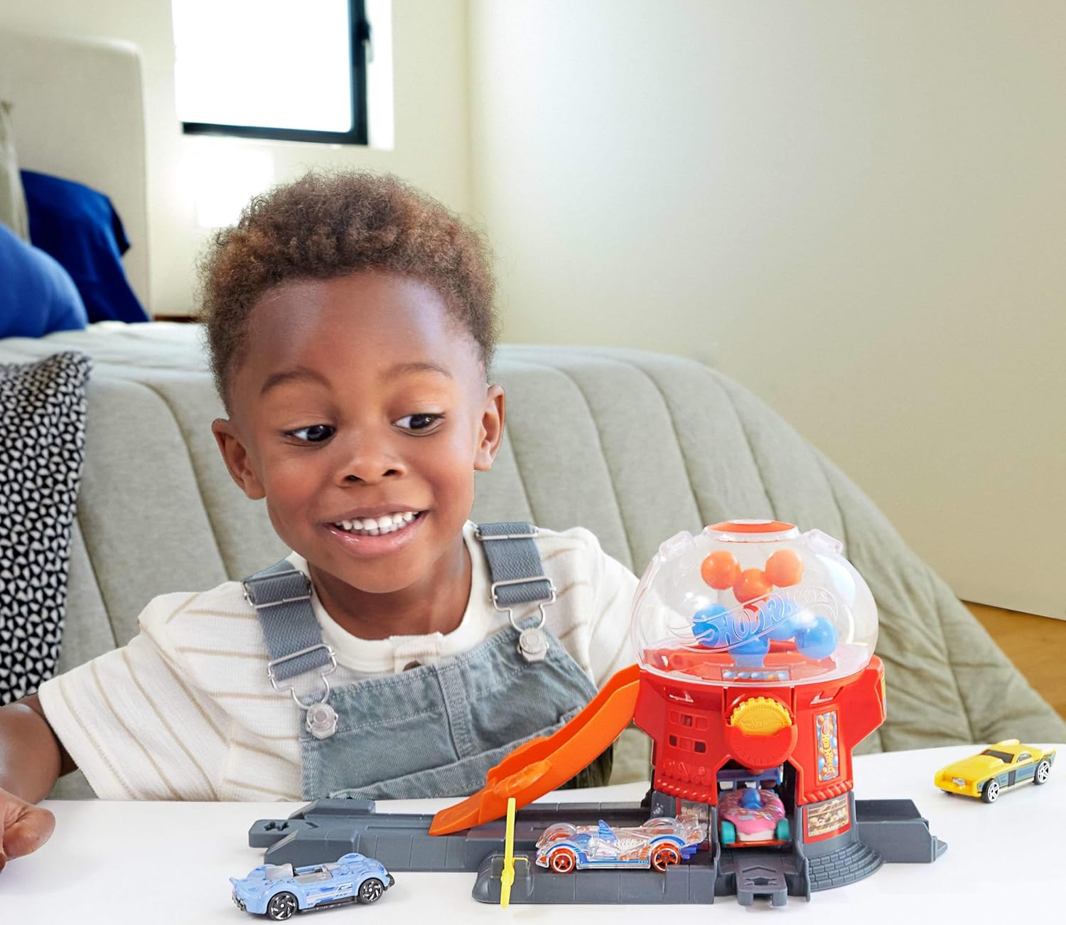 Hot Wheels City Downtown Candy Shop Playset 1:64 Scale Vehicle Track Set with Gravity Ramp, Interactive City Play, 3+