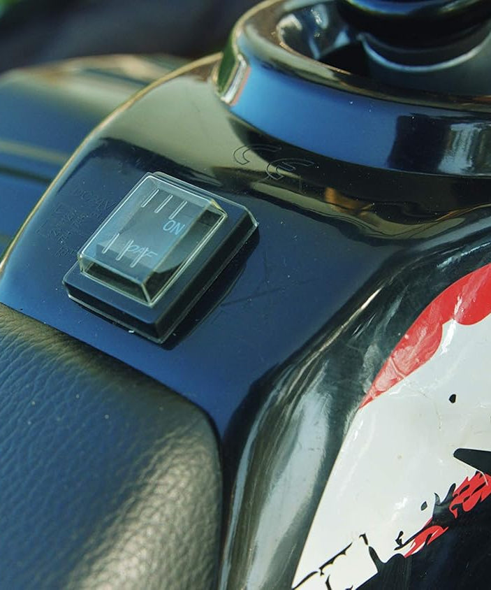 دراجة Razor Dirt Quad الكهربائية رباعية العجلات، بقوة 24 فولت، مناسبة للأطفال من سن 8 سنوات فما فوق، مزودة بخانق دوار، وفرامل قرصية يدوية، وإطارات هوائية 12 بوصة - تصل سرعتها إلى 8 أميال في الساعة، ومدة ركوبها 40 دقيقة.