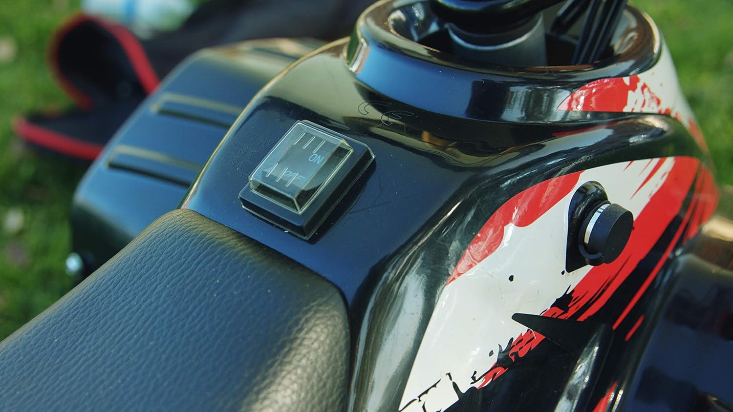 دراجة Razor Dirt Quad الكهربائية رباعية العجلات، بقوة 24 فولت، مناسبة للأطفال من سن 8 سنوات فما فوق، مزودة بخانق دوار، وفرامل قرصية يدوية، وإطارات هوائية 12 بوصة - تصل سرعتها إلى 8 أميال في الساعة، ومدة ركوبها 40 دقيقة.