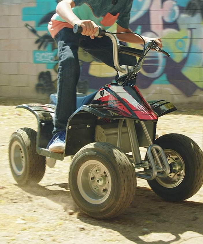 دراجة Razor Dirt Quad الكهربائية رباعية العجلات، بقوة 24 فولت، مناسبة للأطفال من سن 8 سنوات فما فوق، مزودة بخانق دوار، وفرامل قرصية يدوية، وإطارات هوائية 12 بوصة - تصل سرعتها إلى 8 أميال في الساعة، ومدة ركوبها 40 دقيقة.