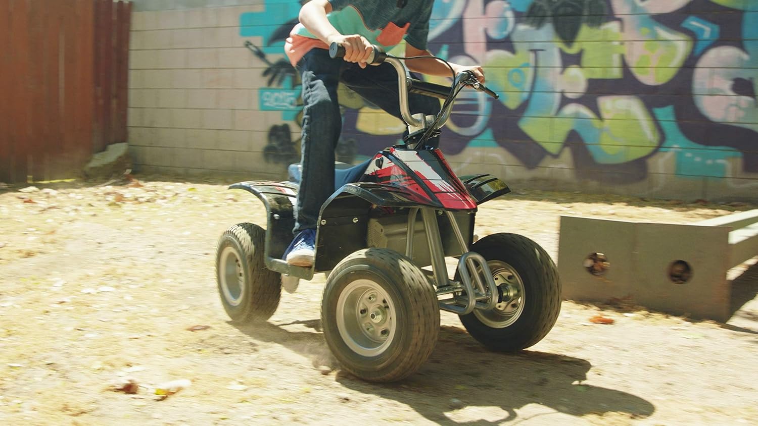 دراجة Razor Dirt Quad الكهربائية رباعية العجلات، بقوة 24 فولت، مناسبة للأطفال من سن 8 سنوات فما فوق، مزودة بخانق دوار، وفرامل قرصية يدوية، وإطارات هوائية 12 بوصة - تصل سرعتها إلى 8 أميال في الساعة، ومدة ركوبها 40 دقيقة.