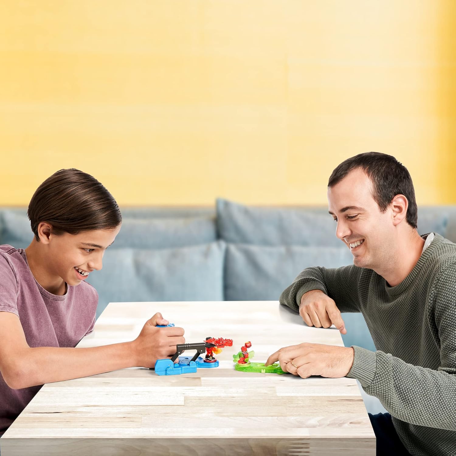 مجموعة ألعاب موس تويز أكيدو ليجندز أوف باورزتورم ميجا سترايك للتحكم مع لعبة اللكمة الأولية، شخصية فاير سترايك تشوكس تيربو الحصرية و4 قطع طاقة أساسية للأطفال من سن 6 سنوات فما فوق - مجموعات ألعاب