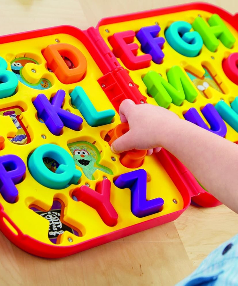 لعبة الحروف الأبجدية التفاعلية من شارع سمسم إلمو، لوحة أنشطة تعليمية تتضمن 26 حرفًا قابلًا للإزالة وتلعب أغنية الأبجدية، مرخصة رسميًا من جاست بلاي للأطفال من عمر سنتين فما فوق