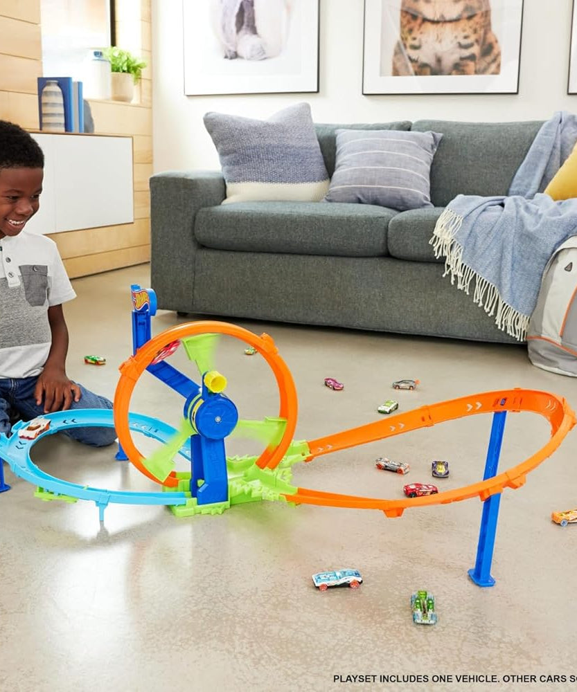Hot Wheels Toy Car Track Set, Launch and Loop Playset & 1:64 Scale Die-Cast Vehicle, Crash Area on Figure 8 Track with Loop-Kicker Booster