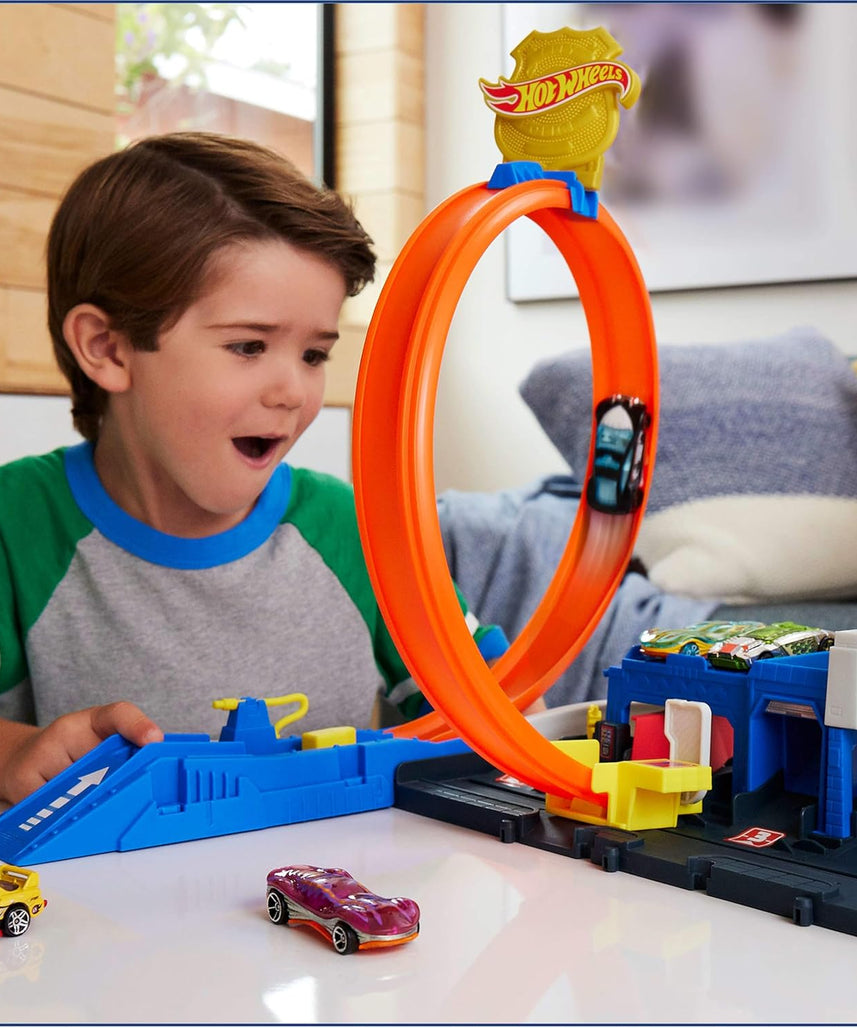 Hot Wheels Toy Car Track Set, Super Police Station Playset, Adjustable Loop Track with Multiple Racing Paths, Includes 1:64 Die-Cast Vehicle, 4+ Years