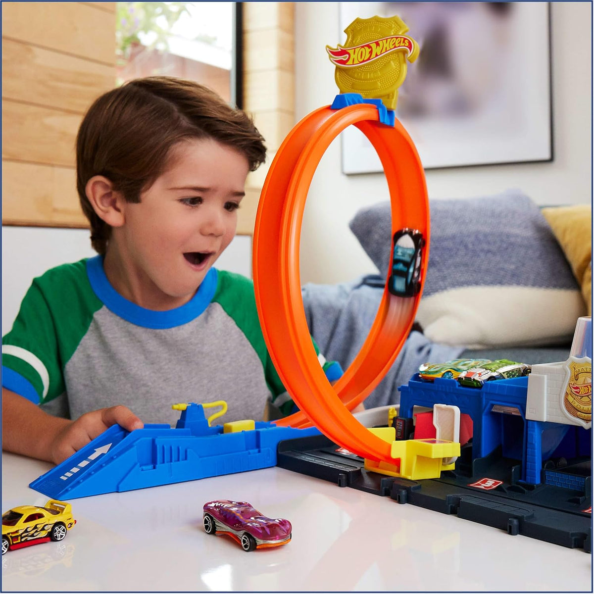 Hot Wheels Toy Car Track Set, Super Police Station Playset, Adjustable Loop Track with Multiple Racing Paths, Includes 1:64 Die-Cast Vehicle, 4+ Years