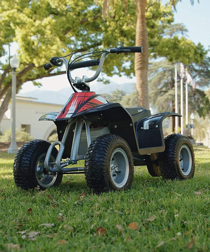 دراجة Razor Dirt Quad الكهربائية رباعية العجلات، بقوة 24 فولت، مناسبة للأطفال من سن 8 سنوات فما فوق، مزودة بخانق دوار، وفرامل قرصية يدوية، وإطارات هوائية 12 بوصة - تصل سرعتها إلى 8 أميال في الساعة، ومدة ركوبها 40 دقيقة.