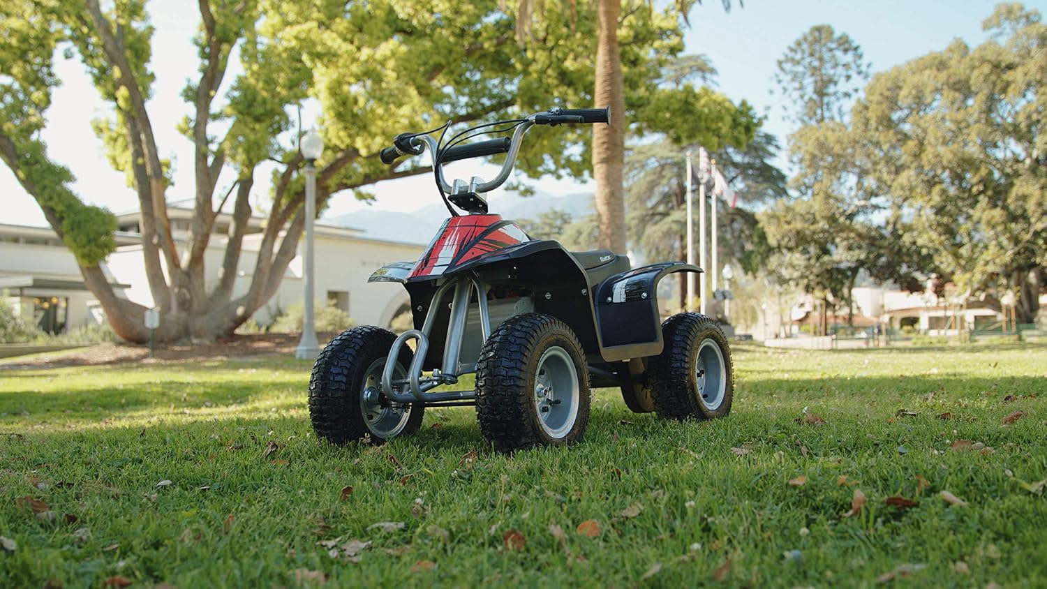 دراجة Razor Dirt Quad الكهربائية رباعية العجلات، بقوة 24 فولت، مناسبة للأطفال من سن 8 سنوات فما فوق، مزودة بخانق دوار، وفرامل قرصية يدوية، وإطارات هوائية 12 بوصة - تصل سرعتها إلى 8 أميال في الساعة، ومدة ركوبها 40 دقيقة.