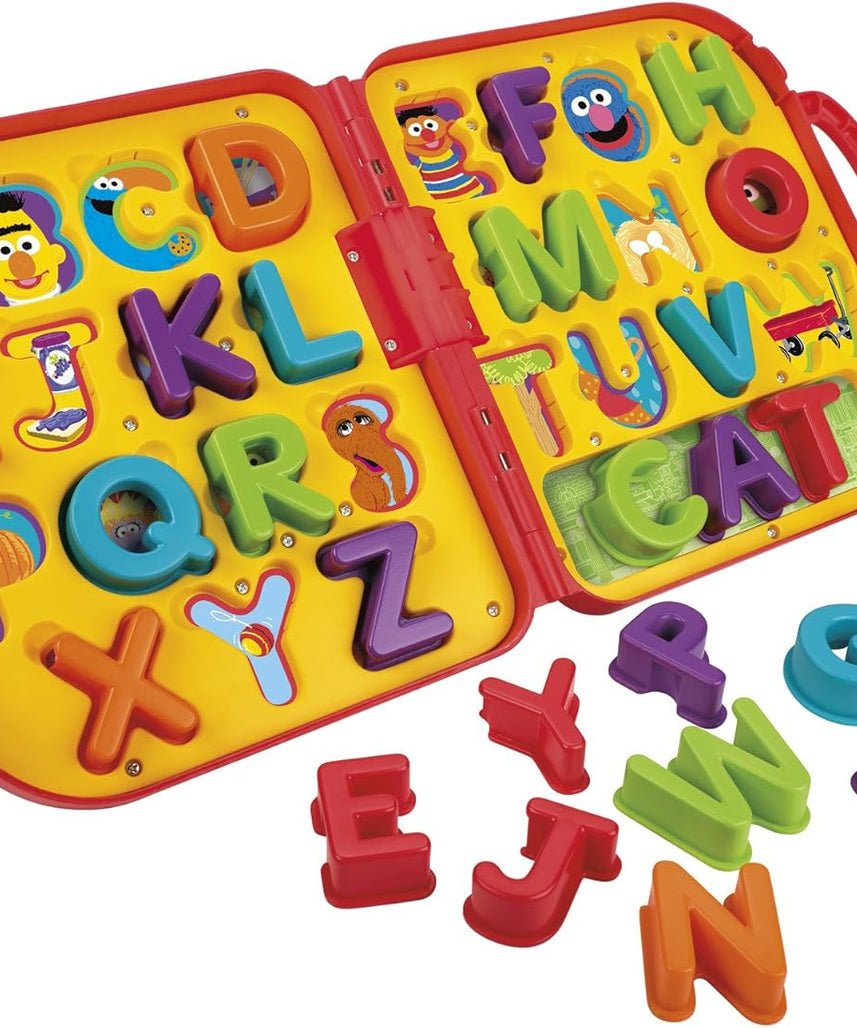 لعبة الحروف الأبجدية التفاعلية من شارع سمسم إلمو، لوحة أنشطة تعليمية تتضمن 26 حرفًا قابلًا للإزالة وتلعب أغنية الأبجدية، مرخصة رسميًا من جاست بلاي للأطفال من عمر سنتين فما فوق