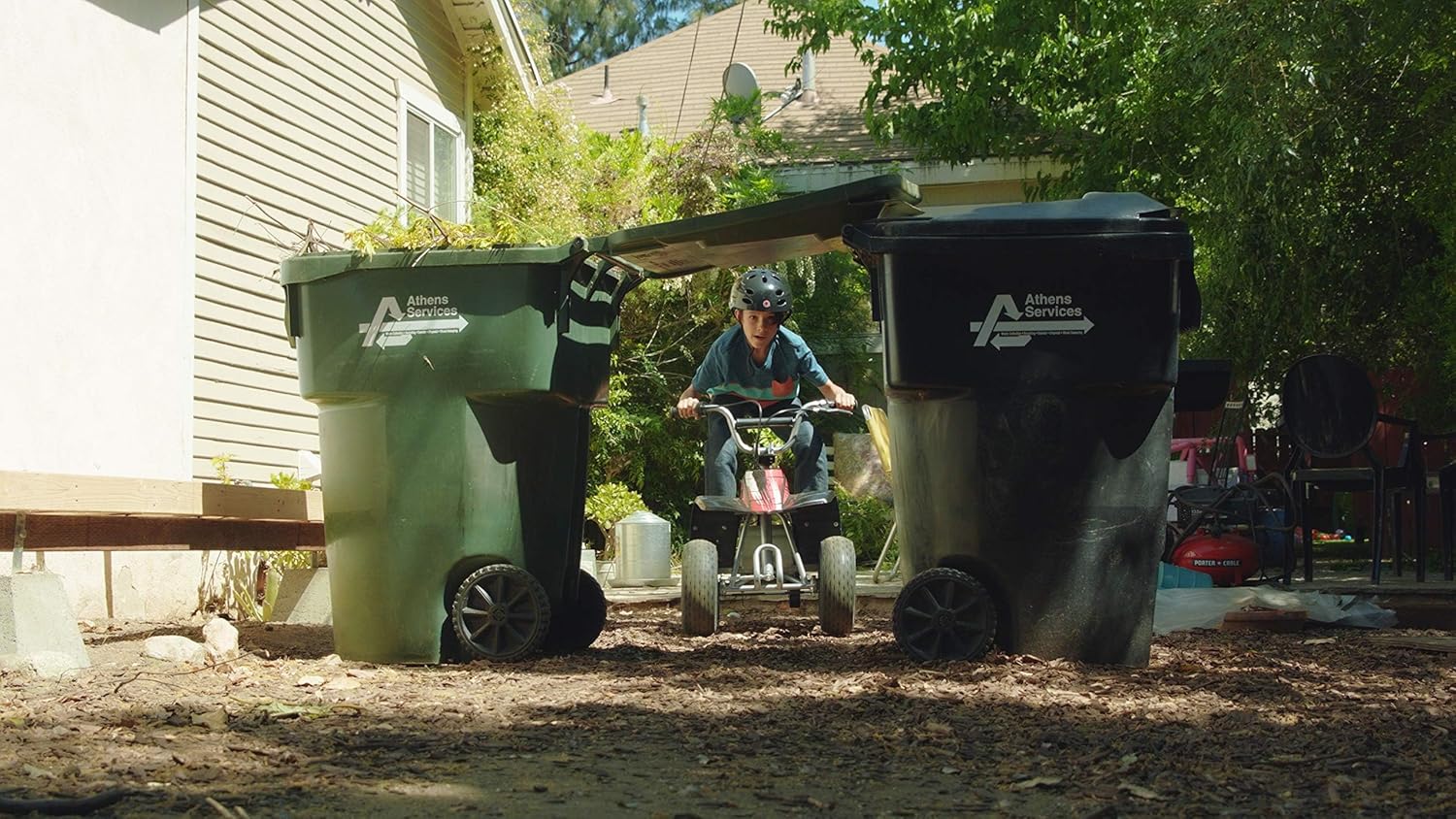 دراجة Razor Dirt Quad الكهربائية رباعية العجلات، بقوة 24 فولت، مناسبة للأطفال من سن 8 سنوات فما فوق، مزودة بخانق دوار، وفرامل قرصية يدوية، وإطارات هوائية 12 بوصة - تصل سرعتها إلى 8 أميال في الساعة، ومدة ركوبها 40 دقيقة.