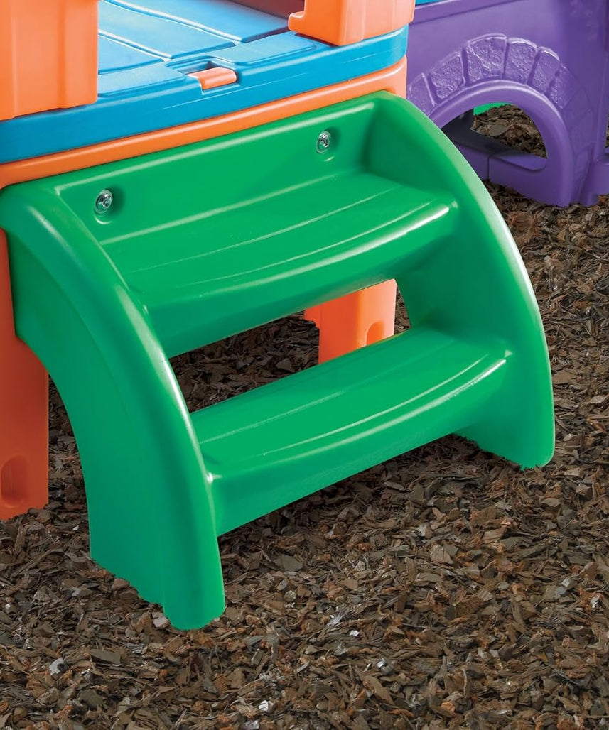 مجموعة ألعاب خارجية للأطفال من ستيب2 كلوب هاوس كلايمبر (برايتس) من عمر سنتين إلى ست سنوات، مزودة بمنزلقات مزدوجة، وسلّم تسلق، ونفق زحف، وبرج مراقبة، ومجموعات ألعاب ومعدات ملعب.