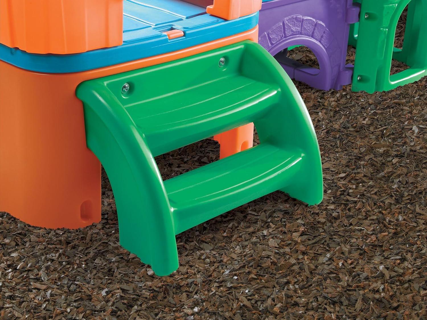 مجموعة ألعاب خارجية للأطفال من ستيب2 كلوب هاوس كلايمبر (برايتس) من عمر سنتين إلى ست سنوات، مزودة بمنزلقات مزدوجة، وسلّم تسلق، ونفق زحف، وبرج مراقبة، ومجموعات ألعاب ومعدات ملعب.