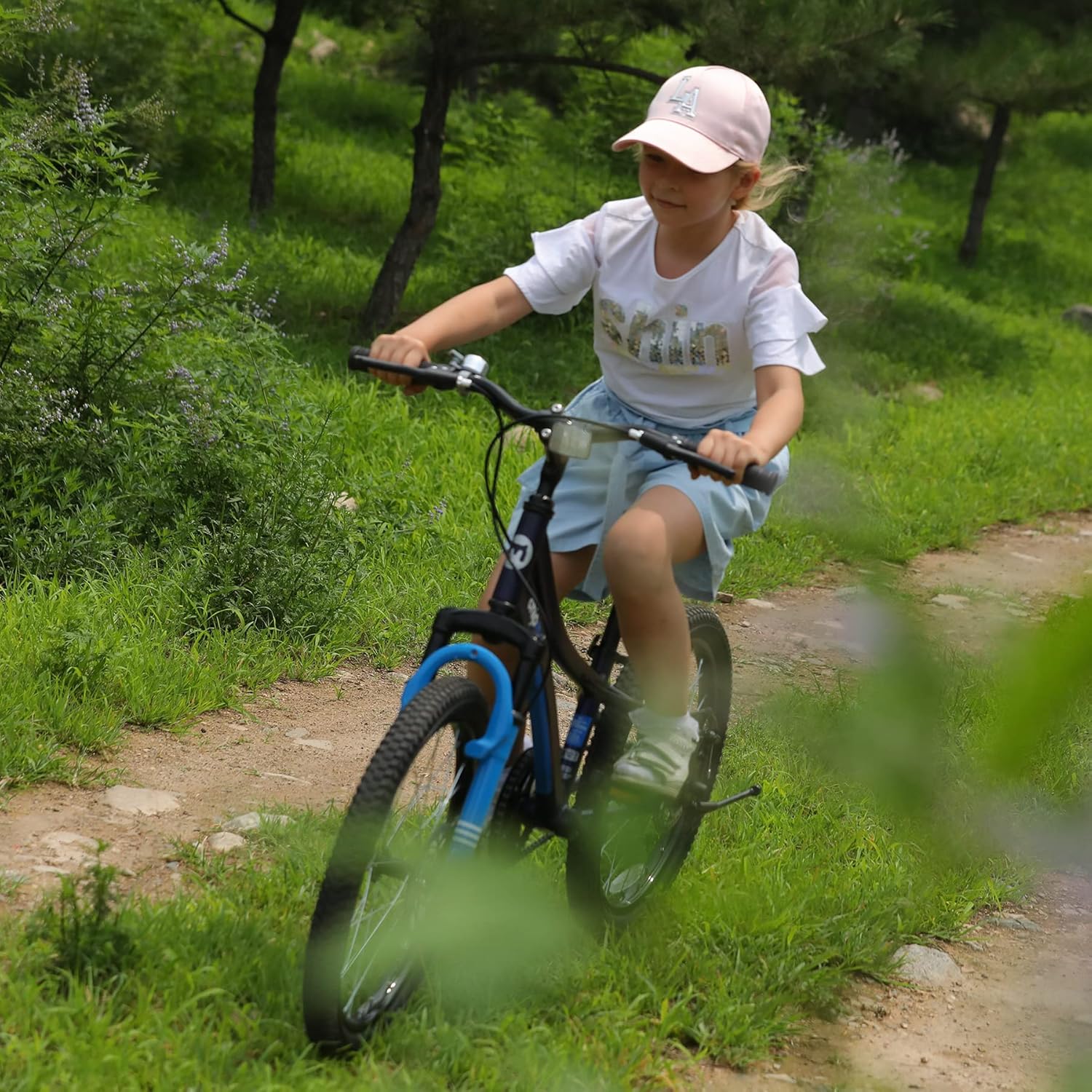 دراجة تشيبمنك إكسبلورر مقاس 20 بوصة بإطار من الألومنيوم خفيف الوزن، ومقعد ومقبض قابلين للتعديل، وفرامل أمامية وخلفية، ودراجات أطفال مجمعة مسبقًا بنسبة 95% مع حامل للأطفال من سن 8 إلى 12 عامًا، باللون الأزرق