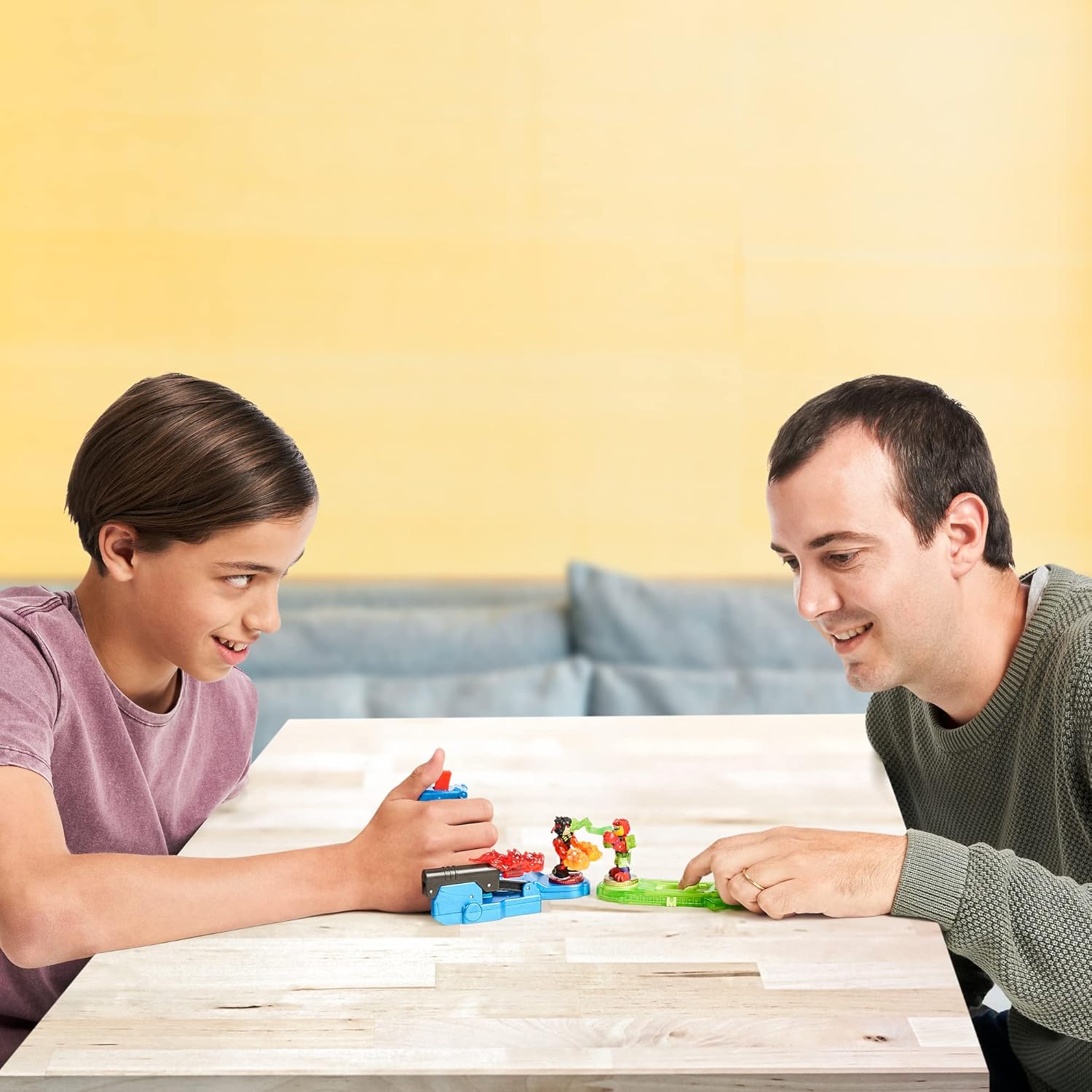 مجموعة ألعاب موس تويز أكيدو ليجندز أوف باورزتورم ميجا سترايك للتحكم مع لعبة اللكمة الأولية، شخصية فاير سترايك تشوكس تيربو الحصرية و4 قطع طاقة أساسية للأطفال من سن 6 سنوات فما فوق - مجموعات ألعاب