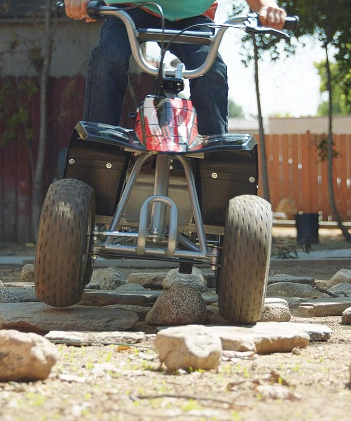 دراجة Razor Dirt Quad الكهربائية رباعية العجلات، بقوة 24 فولت، مناسبة للأطفال من سن 8 سنوات فما فوق، مزودة بخانق دوار، وفرامل قرصية يدوية، وإطارات هوائية 12 بوصة - تصل سرعتها إلى 8 أميال في الساعة، ومدة ركوبها 40 دقيقة.