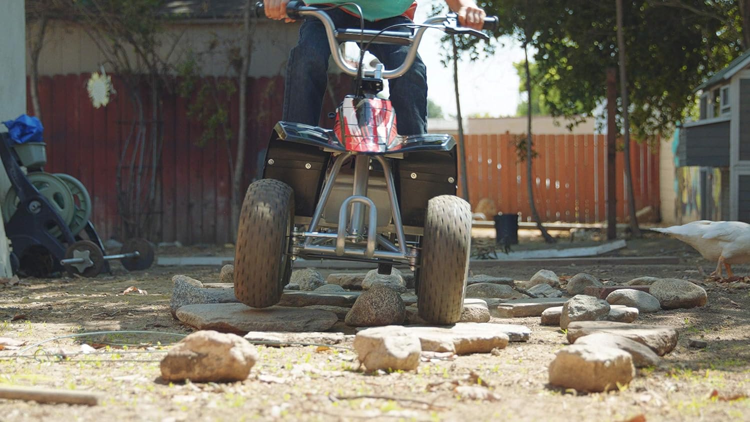 دراجة Razor Dirt Quad الكهربائية رباعية العجلات، بقوة 24 فولت، مناسبة للأطفال من سن 8 سنوات فما فوق، مزودة بخانق دوار، وفرامل قرصية يدوية، وإطارات هوائية 12 بوصة - تصل سرعتها إلى 8 أميال في الساعة، ومدة ركوبها 40 دقيقة.