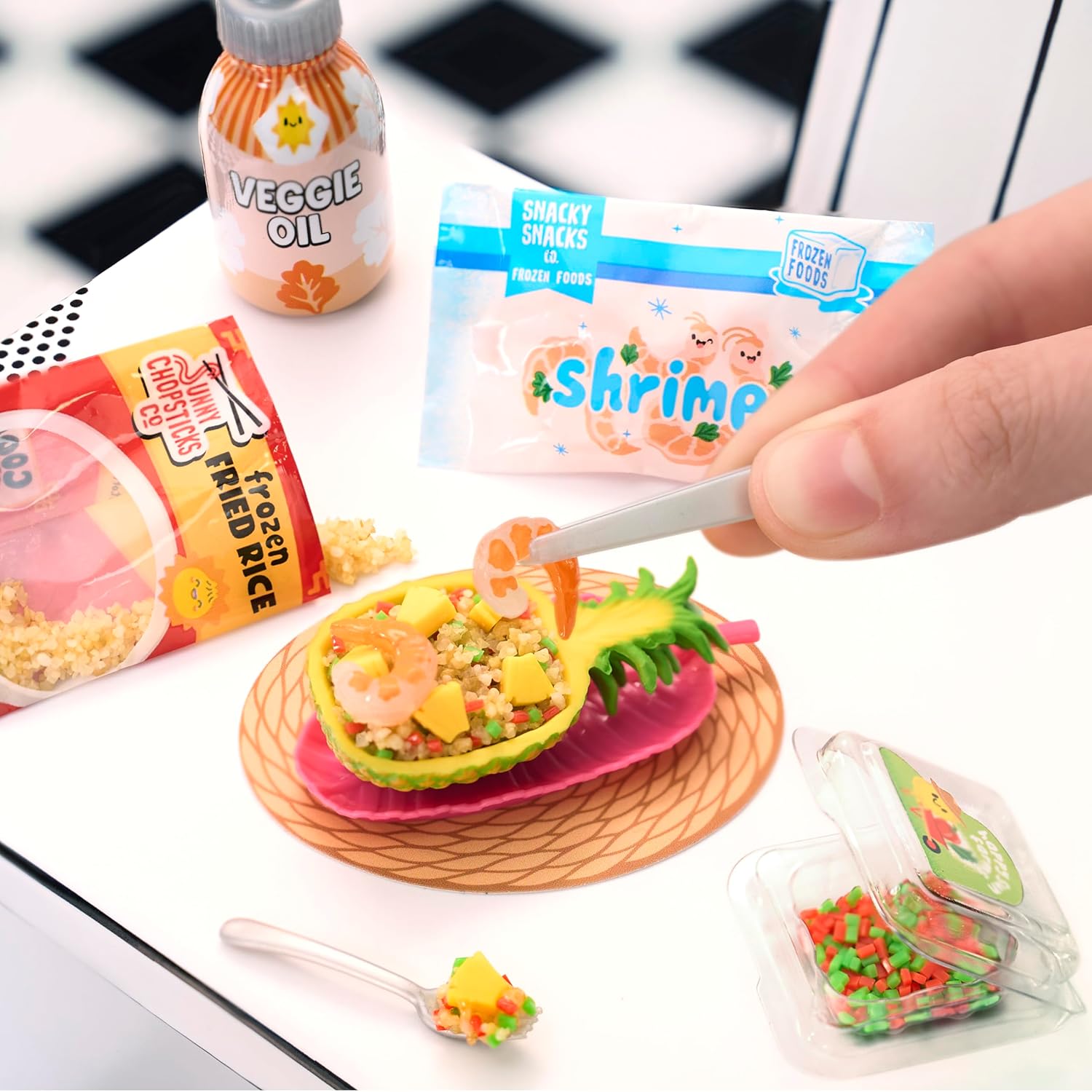 MGA’s Miniverse Make It Mini Foods Diner Series 4 Surprise, DIY Mini Resin Snack & Dessert Replicas with Ingredients, Recipe Card, Accessories, Table Display & Blind Packaging – 8 Styles- 546825