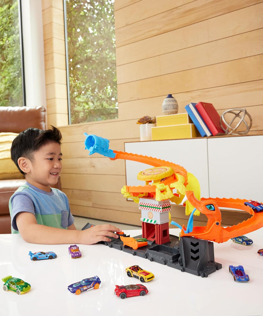 Hot Wheels City Pizza Slam Cobra Attack Playset, Interactive City Track Set with Random Action Paths, Includes 1:64 Scale Die Cast Toy Car, 4+ Years