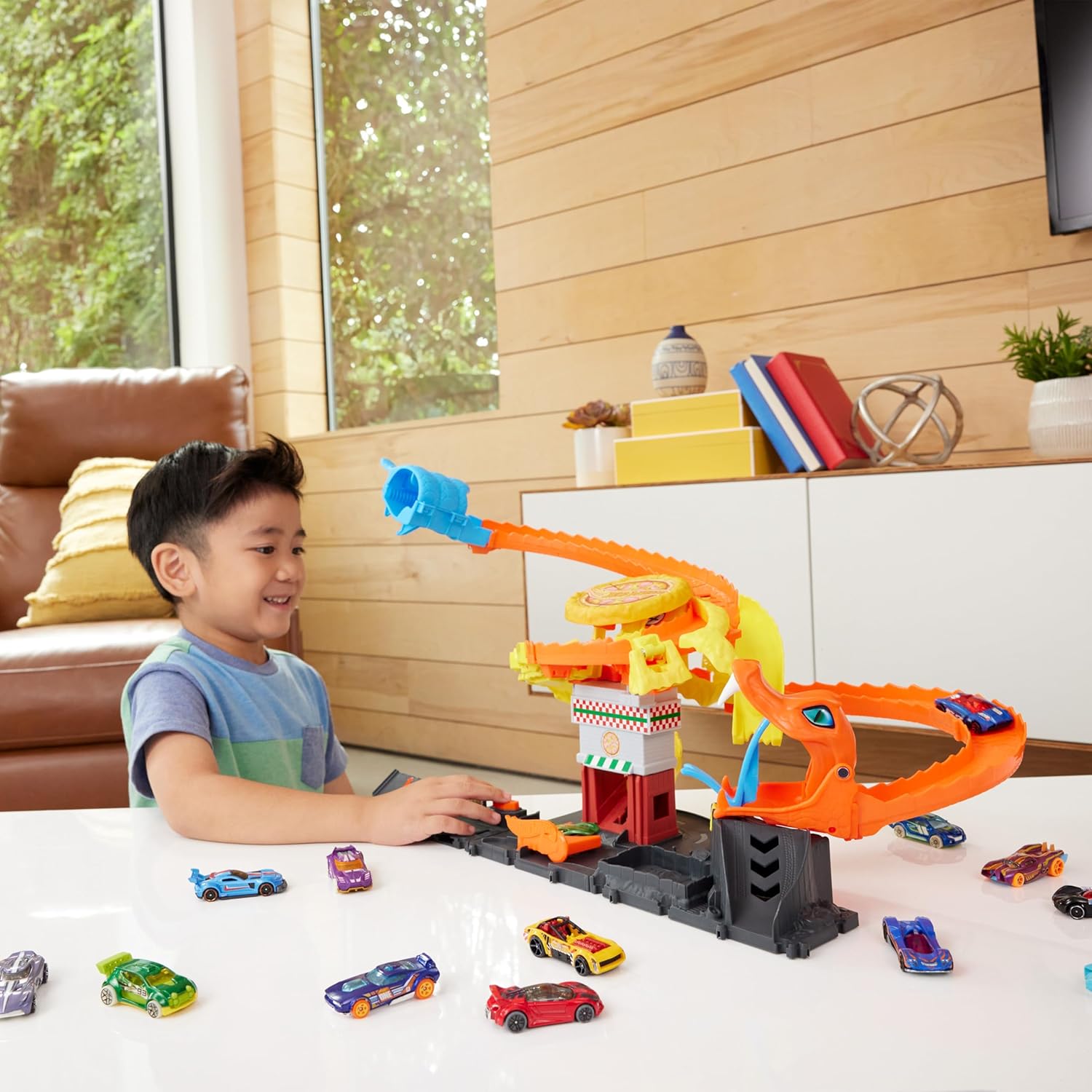 Hot Wheels City Pizza Slam Cobra Attack Playset, Interactive City Track Set with Random Action Paths, Includes 1:64 Scale Die Cast Toy Car, 4+ Years
