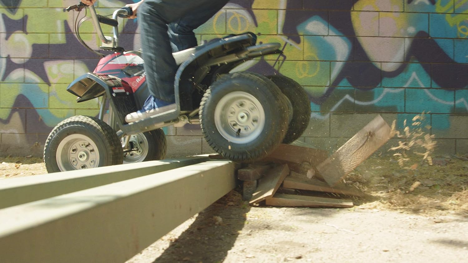 دراجة Razor Dirt Quad الكهربائية رباعية العجلات، بقوة 24 فولت، مناسبة للأطفال من سن 8 سنوات فما فوق، مزودة بخانق دوار، وفرامل قرصية يدوية، وإطارات هوائية 12 بوصة - تصل سرعتها إلى 8 أميال في الساعة، ومدة ركوبها 40 دقيقة.